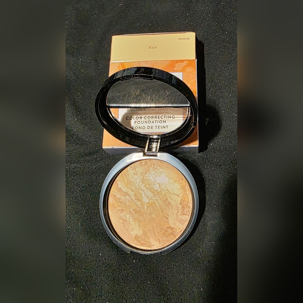 Laura Geller Baked Balance-N-Brighten Foundation - Color Correcting-Color FAIR - Picture 3 of 5